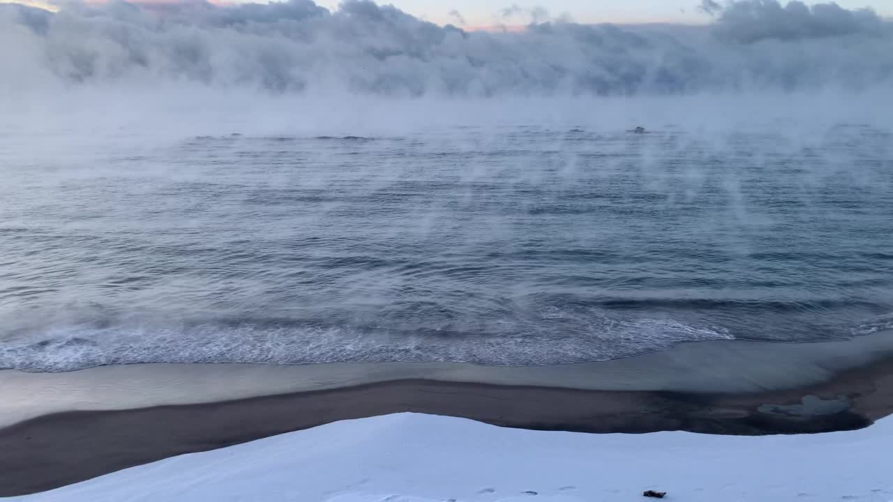 日本北海道津加海峡的海烟视频素材
