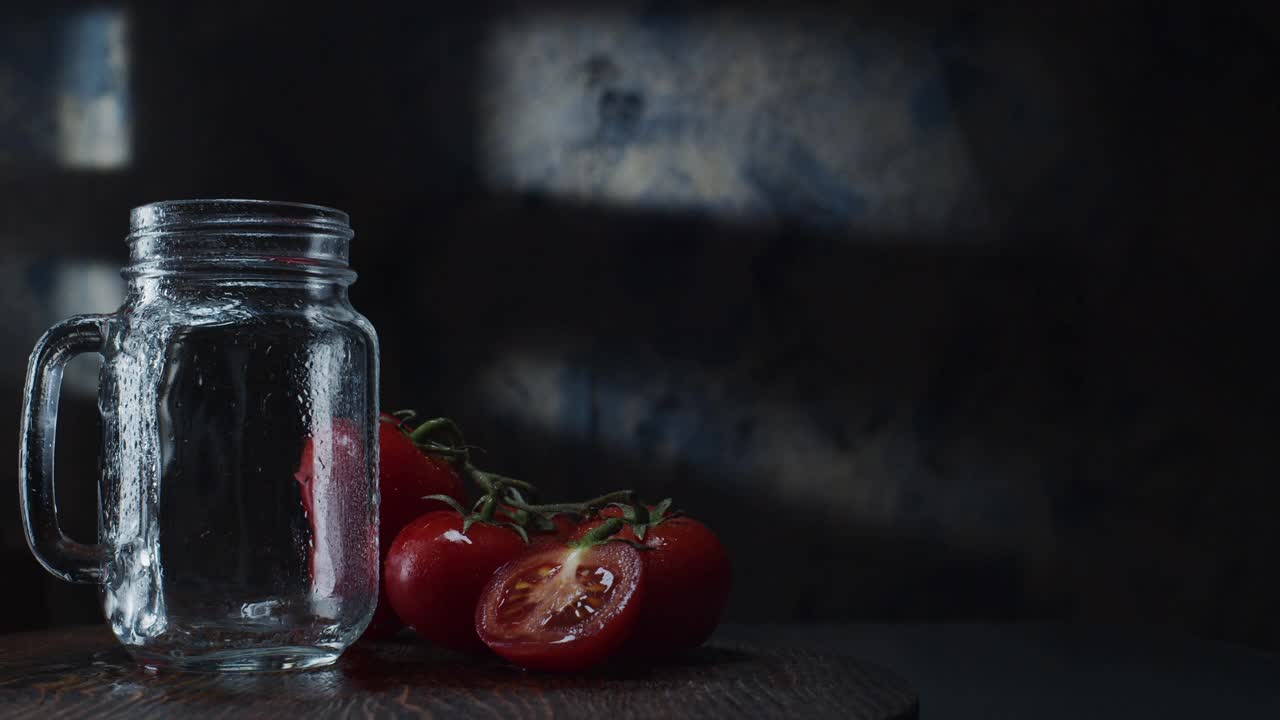 蕃茄汁在梅森罐中，在黑暗的背景视频下载