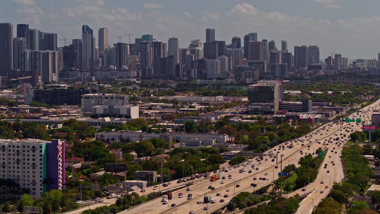 白天从高架十字路口眺望迈阿密市中心，以及从美国佛罗里达州北迈阿密出发的繁忙的95号州际公路。无人机拍摄的前移镜头。视频下载