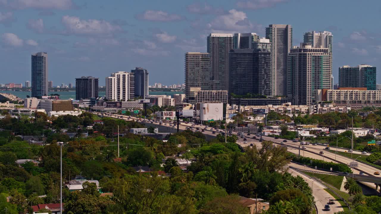 鸟瞰图迈阿密设计区和朱莉娅塔特尔堤道上方的大高架交叉州际95和州际195在北迈阿密，佛罗里达州。无人机拍摄的b-roll镜头和平移摄像机的运动。视频下载