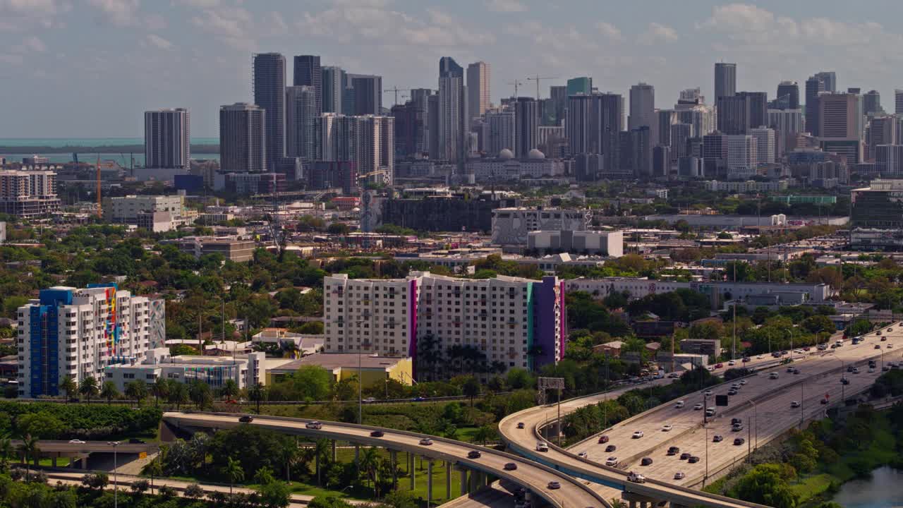 鸟瞰图迈阿密设计区在住宅社区和大高架交叉州际95和州际195在北迈阿密，佛罗里达州。无人机拍摄的b-roll镜头和平移摄像机的运动。视频下载