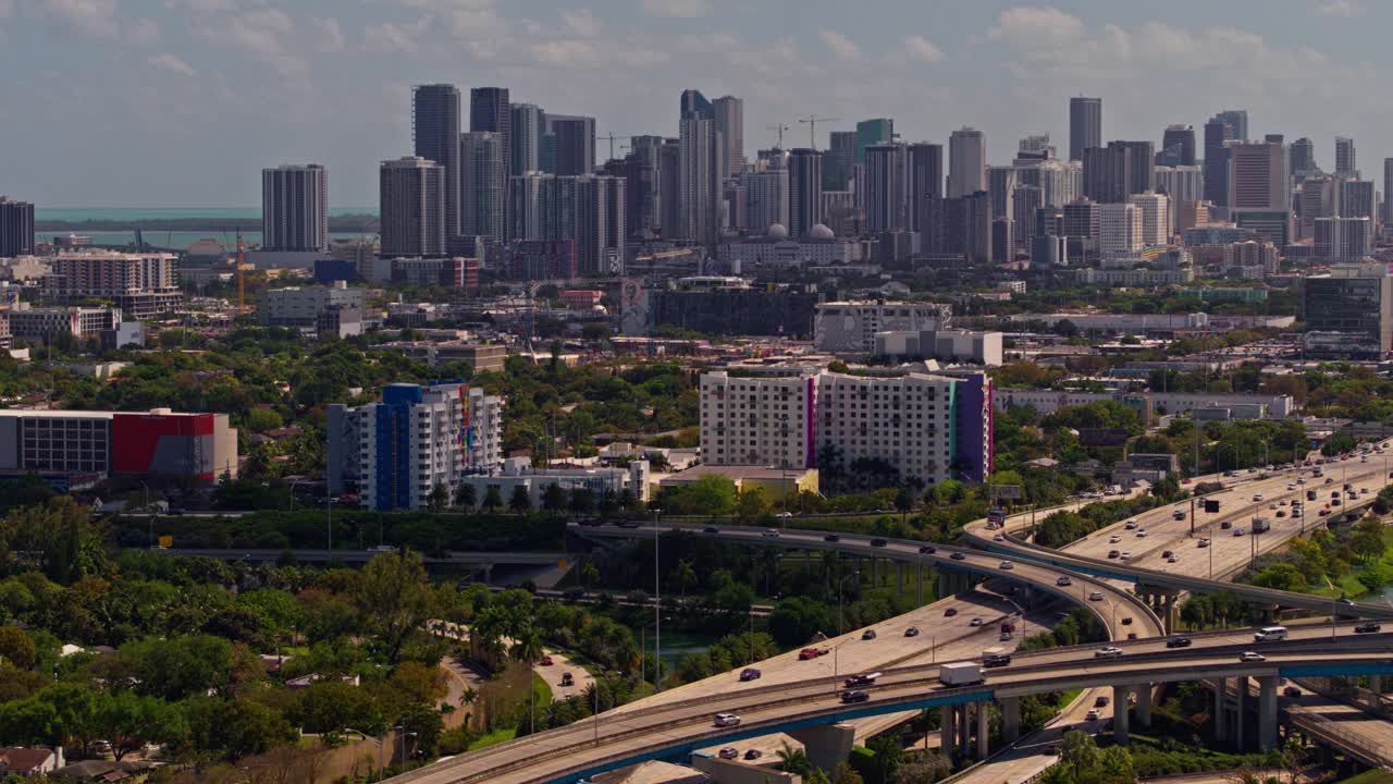 鸟瞰图迈阿密设计区在住宅社区和大高架交叉州际95和州际195在北迈阿密，佛罗里达州。无人机拍摄的静态镜头。视频素材