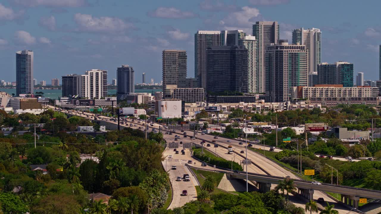 迈阿密设计区和朱莉娅塔特尔堤道的白天鸟瞰图大高架交叉州际95和州际195在北迈阿密，佛罗里达州。无人机拍摄的b-roll镜头和平移摄像机的运动。视频下载