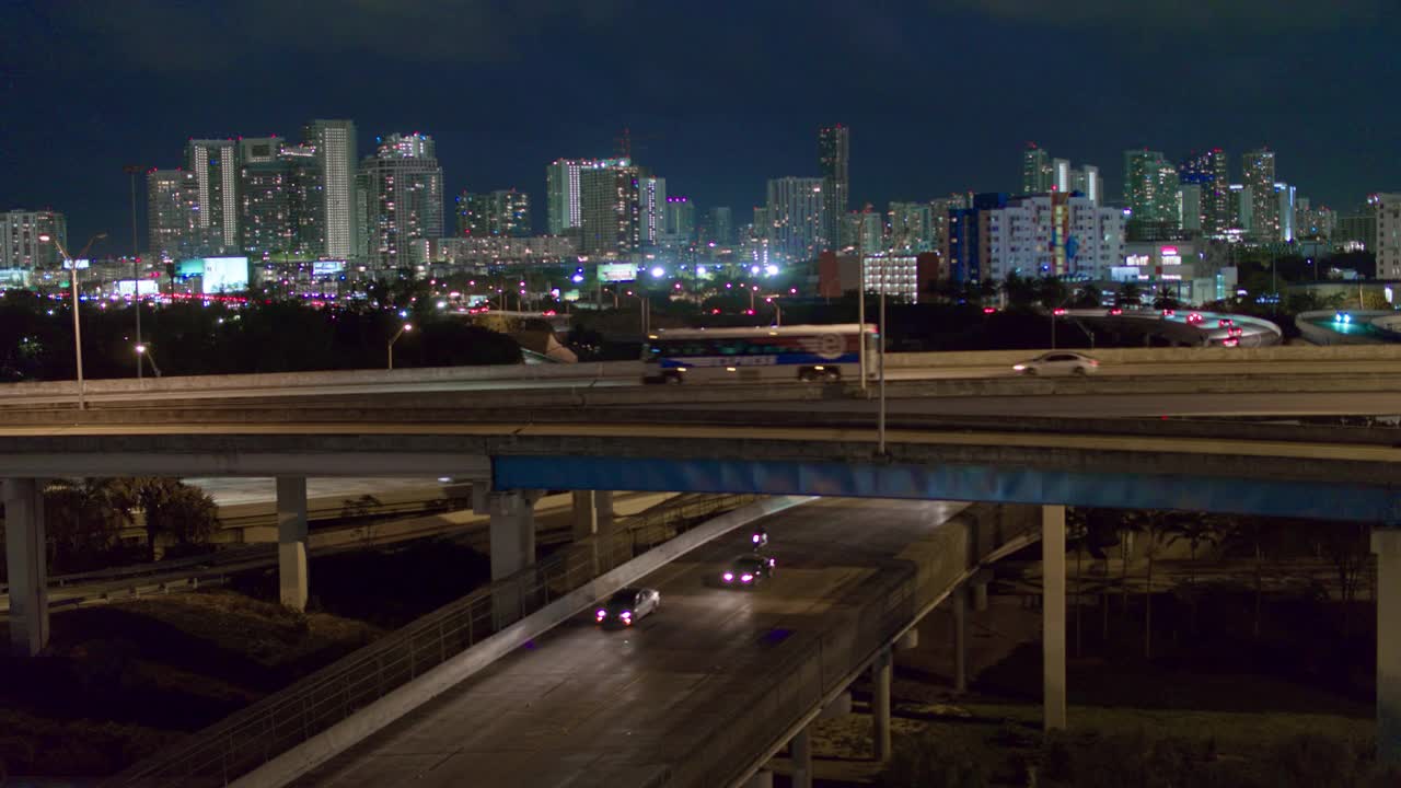 夜间鸟瞰图迈阿密设计区在大高架路口在北迈阿密，佛罗里达。无人机拍摄的b-roll镜头和下降的摄像机动作。视频下载