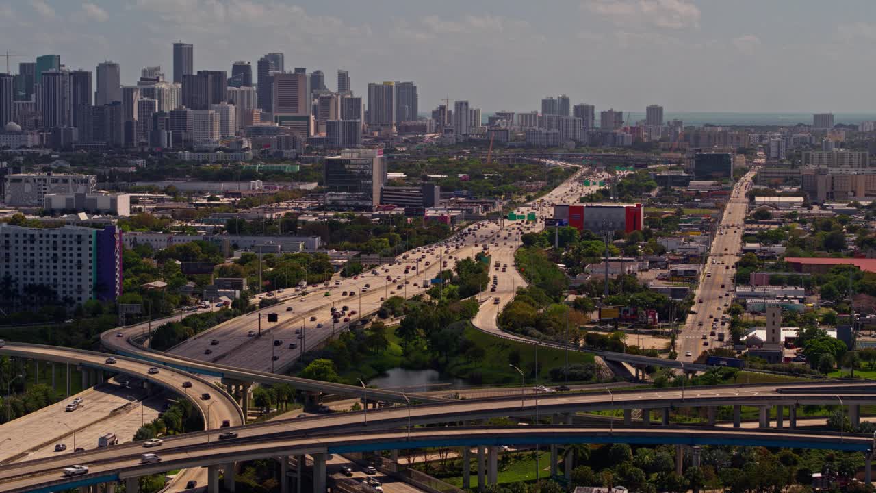白天从高架十字路口眺望迈阿密市中心，以及从美国佛罗里达州北迈阿密出发的繁忙的95号州际公路。用无人机拍摄的慢速镜头。视频下载