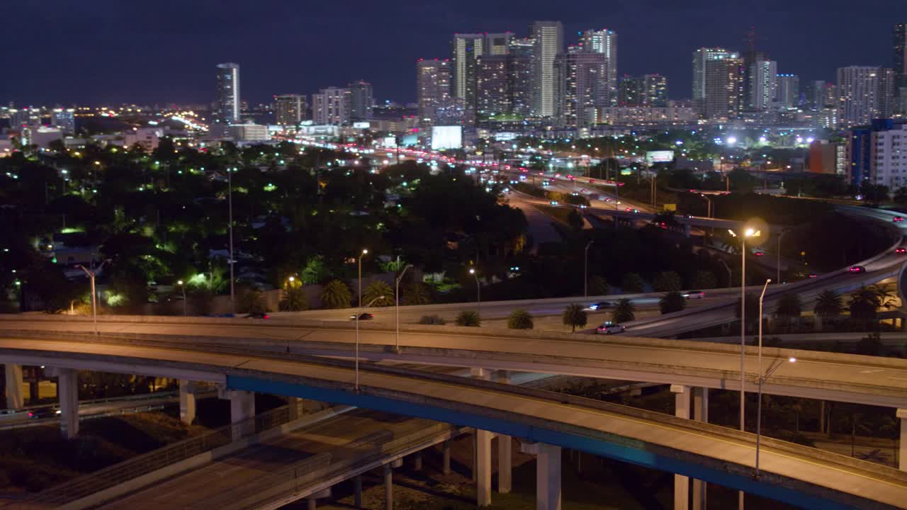 夜间鸟瞰图迈阿密设计区在大高架路口在北迈阿密，佛罗里达。无人机制作的b-roll镜头与平移轨道电影摄像机运动。视频下载