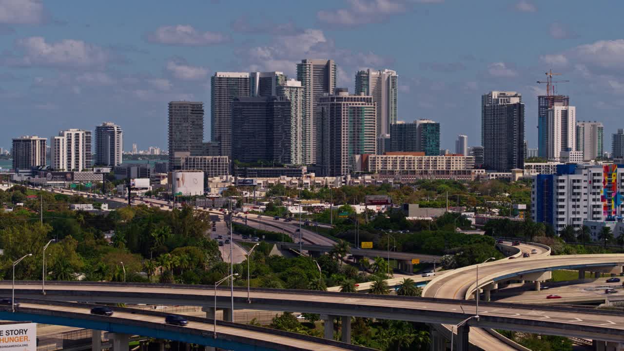 鸟瞰图迈阿密设计区在住宅社区和大高架交叉州际95和州际195在北迈阿密，佛罗里达州。无人机拍摄的前移镜头。视频素材