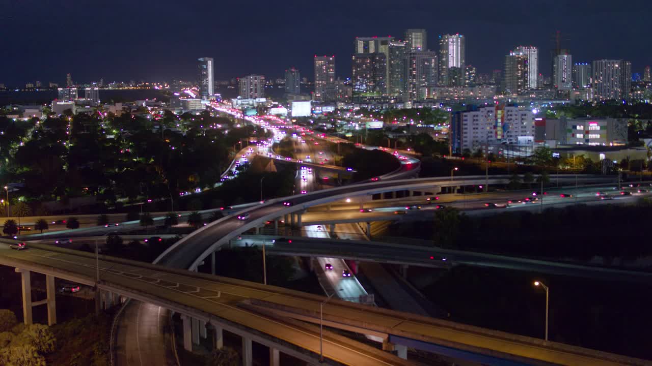 迈阿密设计区和朱莉娅塔特尔堤道的夜间视图在大高架交叉的州际95和州际195在北迈阿密，佛罗里达州。无人机制作的b-roll镜头与电影复杂的前摇镜头运动。视频下载