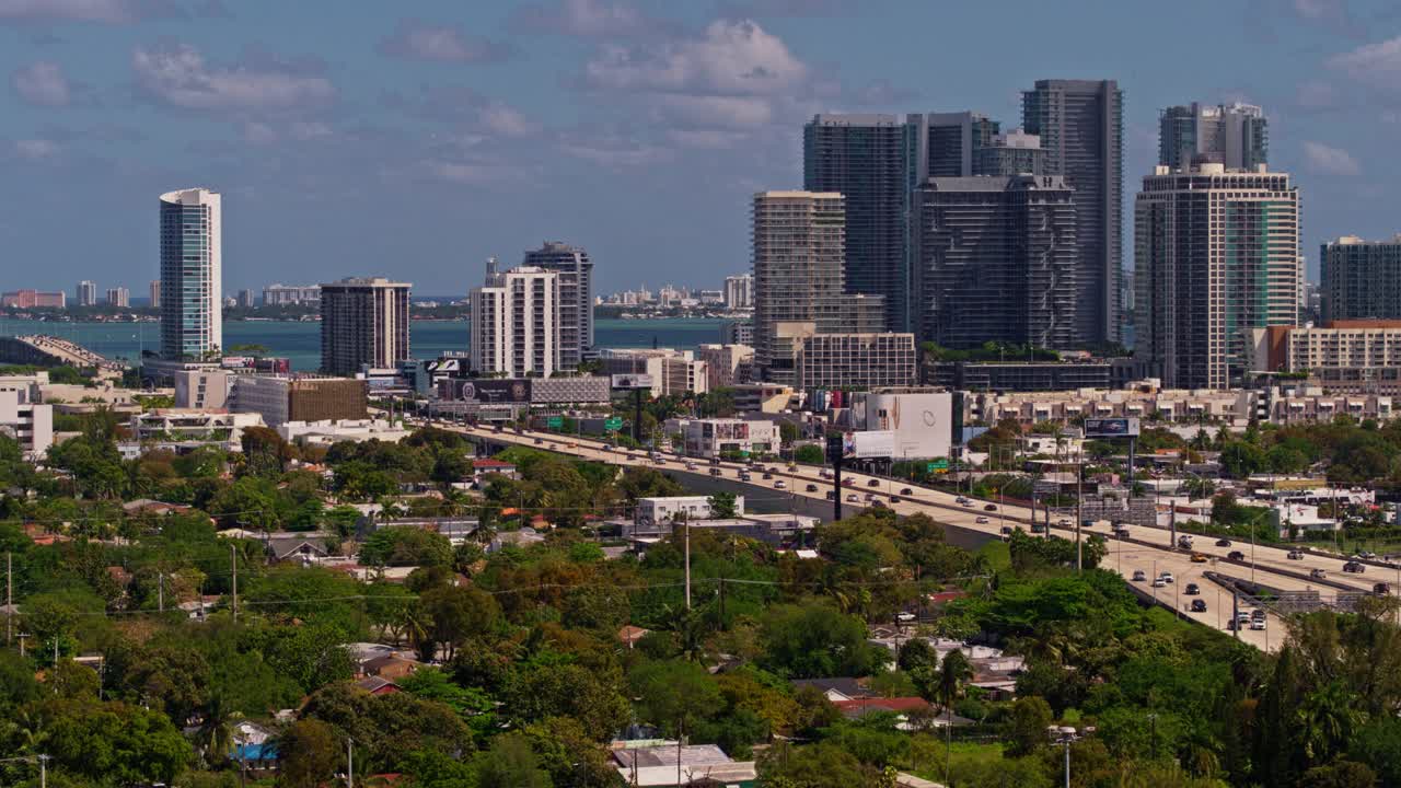 鸟瞰图迈阿密设计区在住宅社区和大高架交叉州际95和州际195在北迈阿密，佛罗里达州。用无人机拍摄的慢摇镜头。视频素材