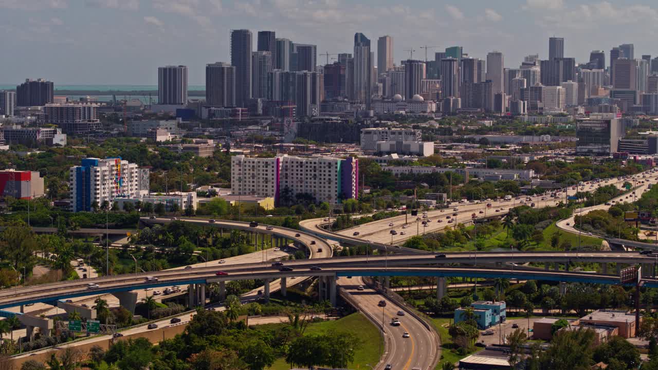 鸟瞰图迈阿密设计区在住宅社区和大高架交叉州际95和州际195在北迈阿密，佛罗里达州。无人机拍摄的b-roll镜头和平移摄像机的运动。视频下载