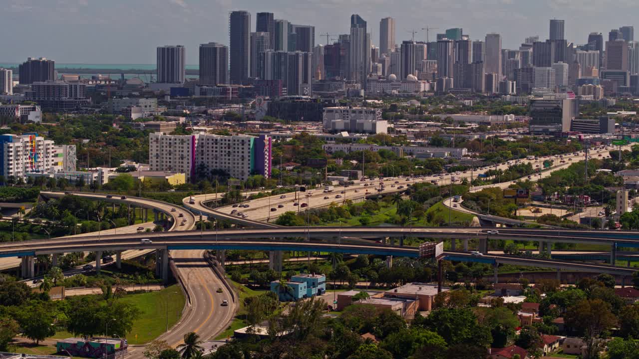 鸟瞰图迈阿密设计区在住宅社区和大高架交叉州际95和州际195在北迈阿密，佛罗里达州。无人机拍摄的b-roll镜头和平移摄像机的运动。视频素材