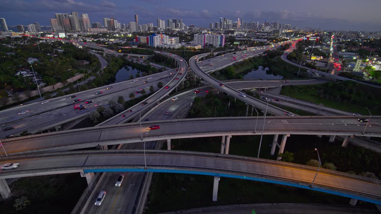 大而繁忙的高架交通枢纽州际95和I-195在北迈阿密，设计区和迈阿密市中心的远程视图，在晚上，用超宽镜头，无人机制作的b-roll镜头与静态摄像机。视频下载