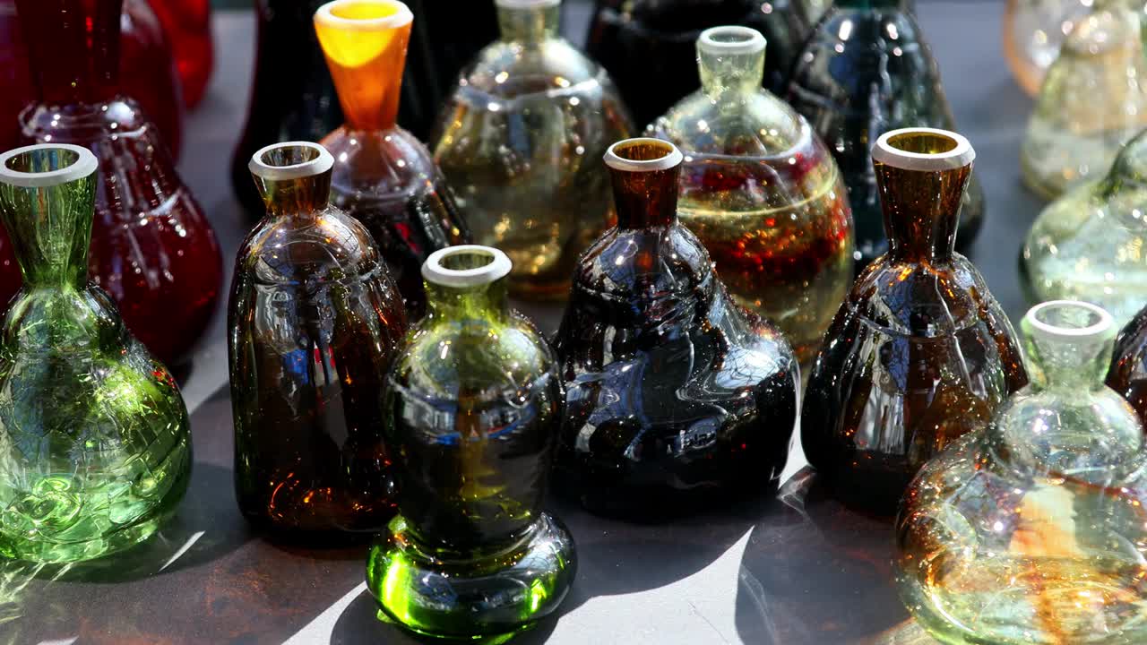 玻璃瓶由多色玻璃制成，在生产或工厂视频下载
