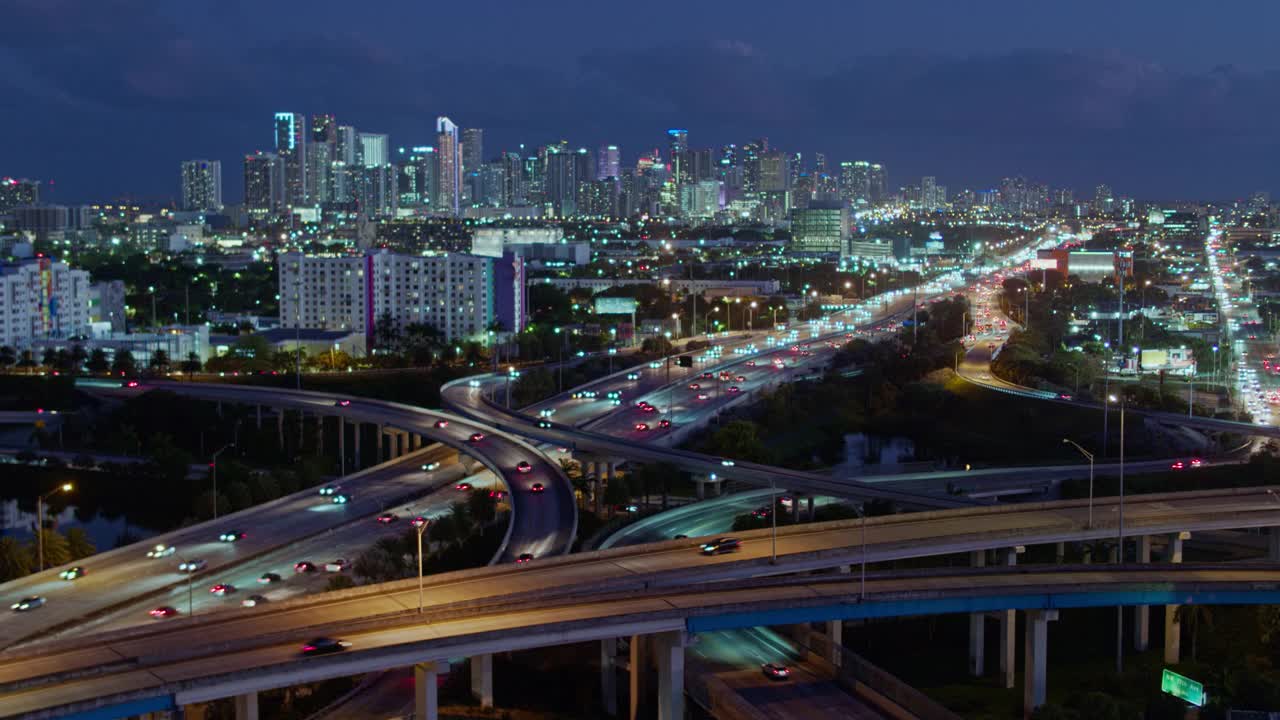 从美国佛罗里达州北迈阿密的高架十字路口，以及繁忙的95号州际公路上眺望迈阿密市区的夜晚。无人机拍摄的静态镜头。视频素材