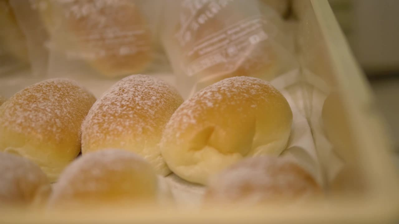 甜面包排在试包装、食品背景上。视频下载