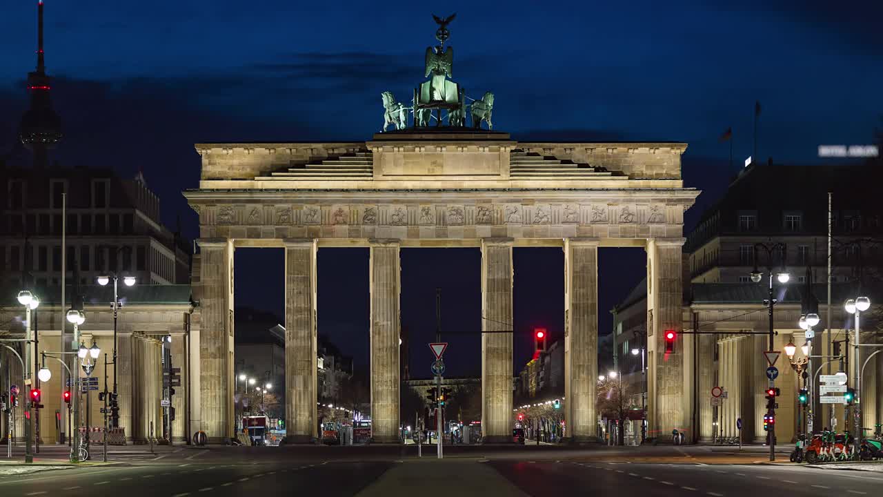 德国柏林，勃兰登堡门后的日出时间从夜到日视频下载