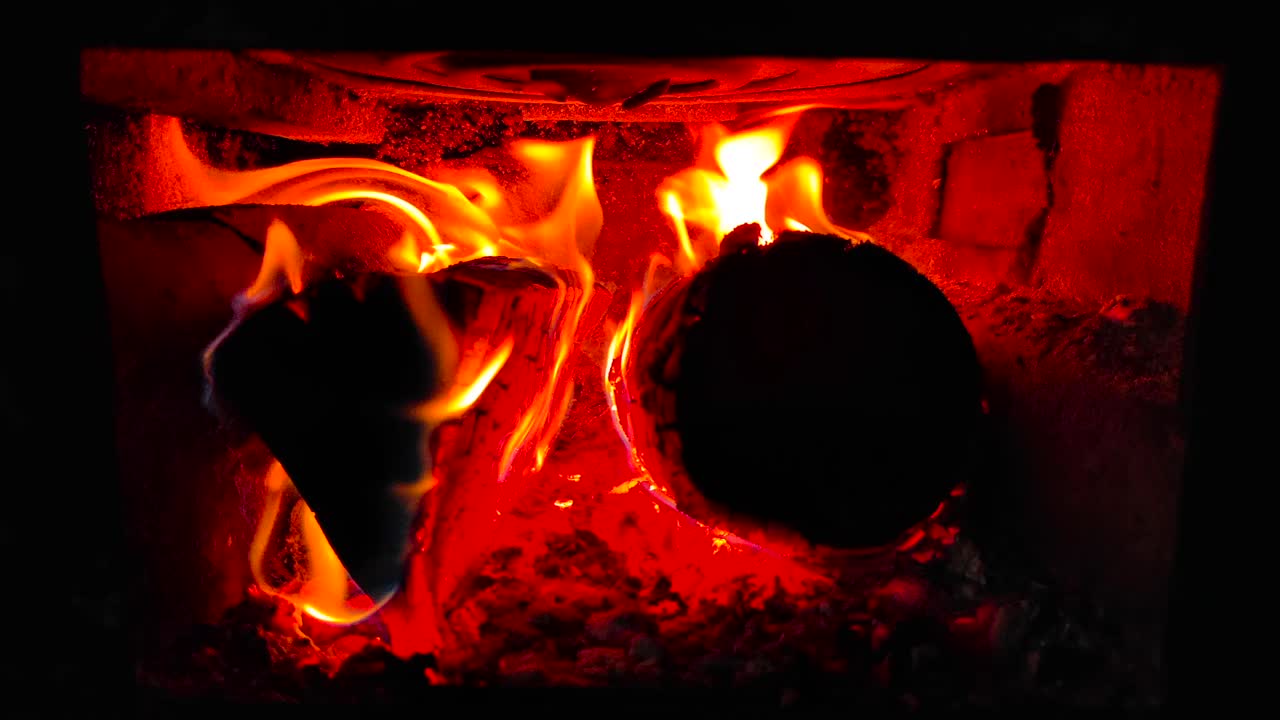 燃烧着的木头的火视频下载