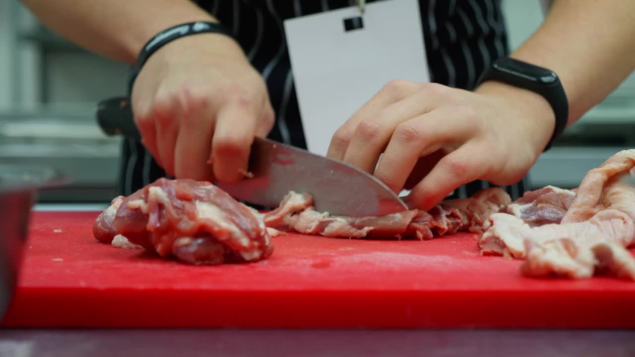厨师将生鸭肉切成片，用于餐厅厨房烹饪视频下载