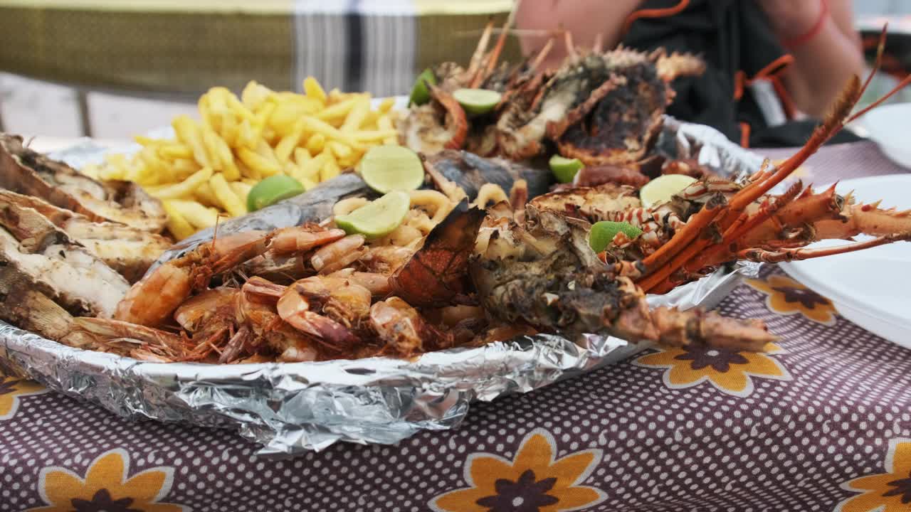 盘子与海鲜，大盘子上的美味，异国情调的午餐在非洲视频下载