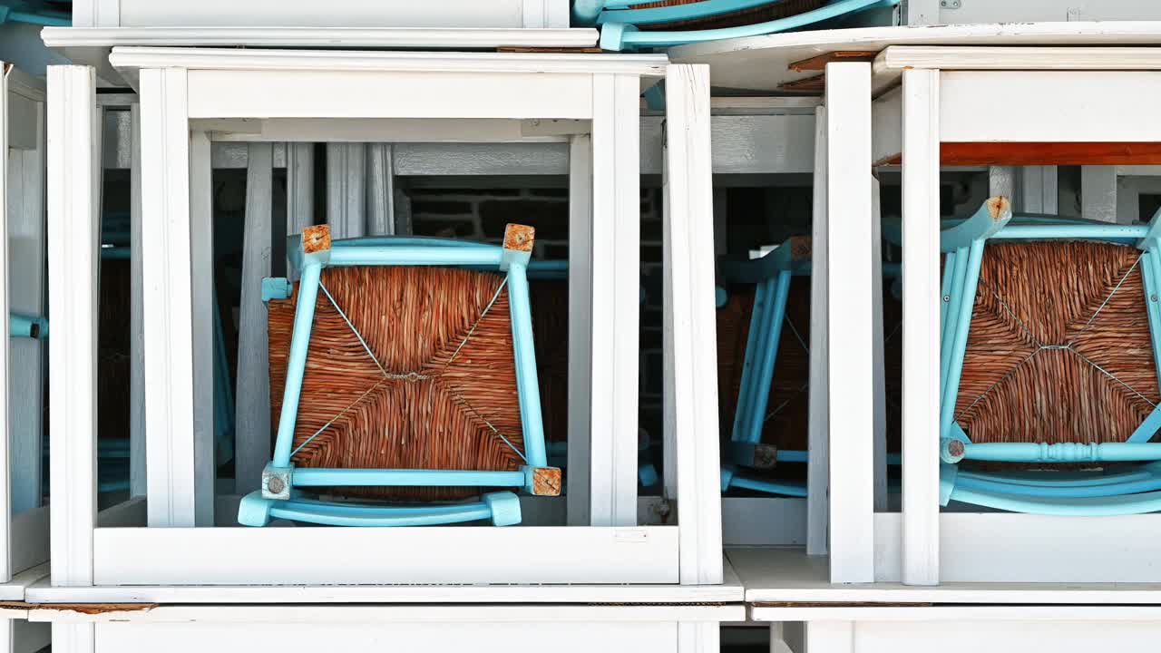希腊Nikiti餐厅的露台，有许多组装的椅子和桌子。放大效应视频下载