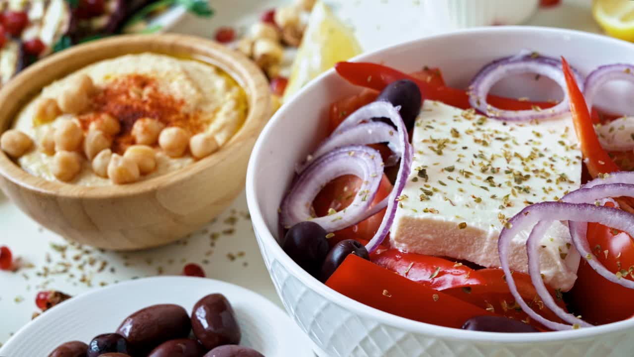 一张满是健康民族食品的餐桌的特写。切片蔬菜，沙拉和开胃菜视频下载