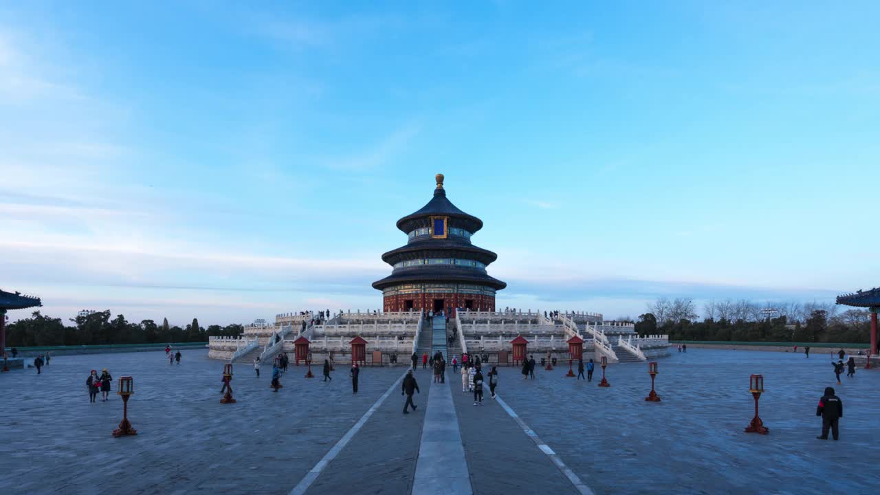 中国著名旅游景点北京天坛的云雾和祈年殿黄昏景(延时)视频素材