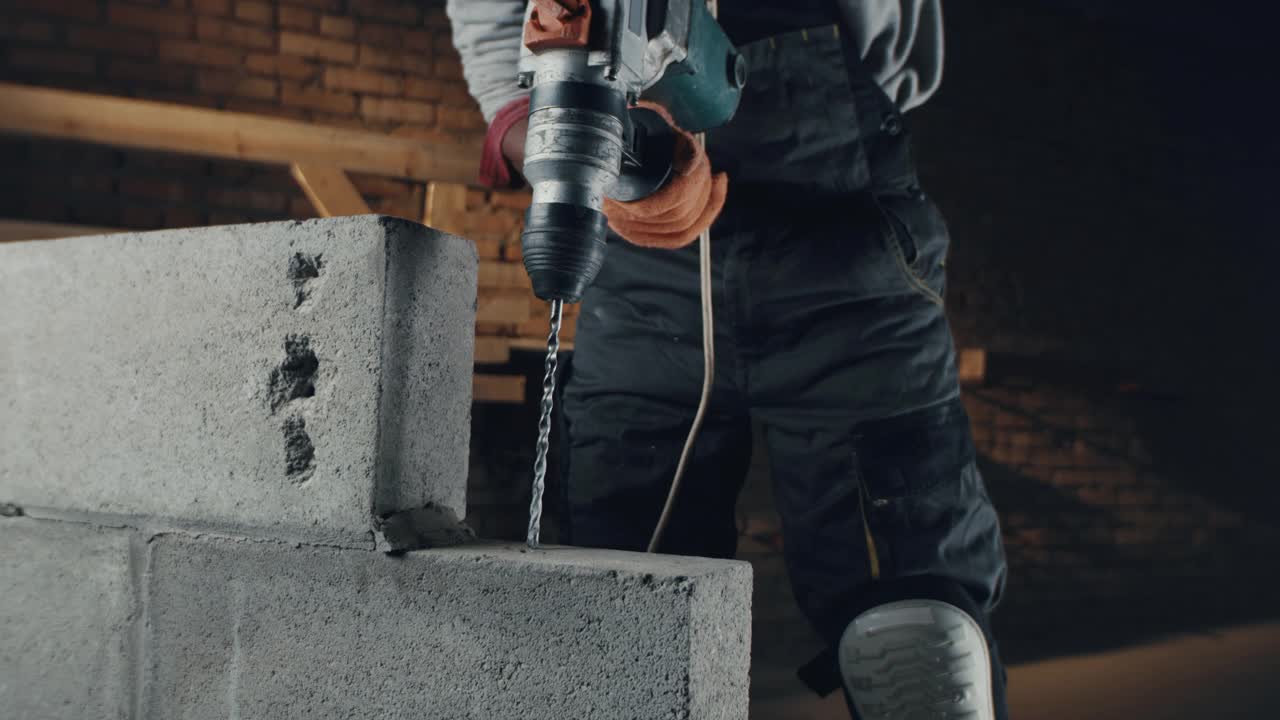 作物建筑工钻混凝土砖视频下载