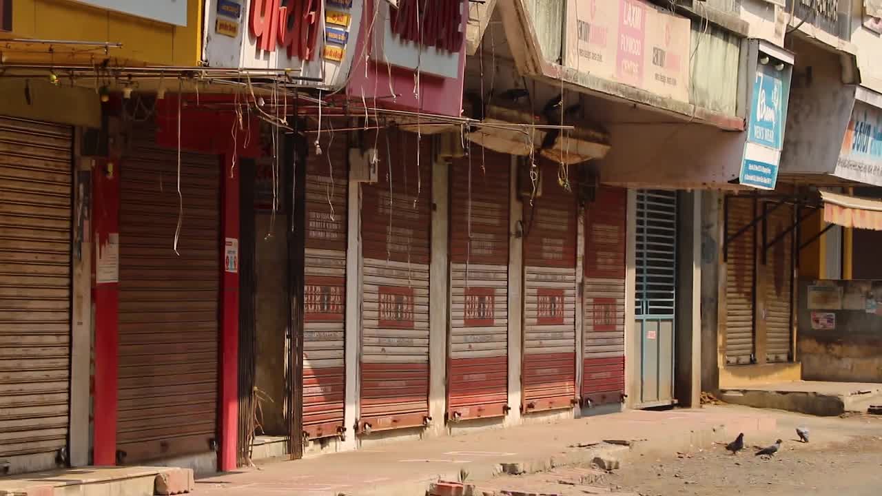 印度商店和市场在封锁期间关闭的画面视频素材