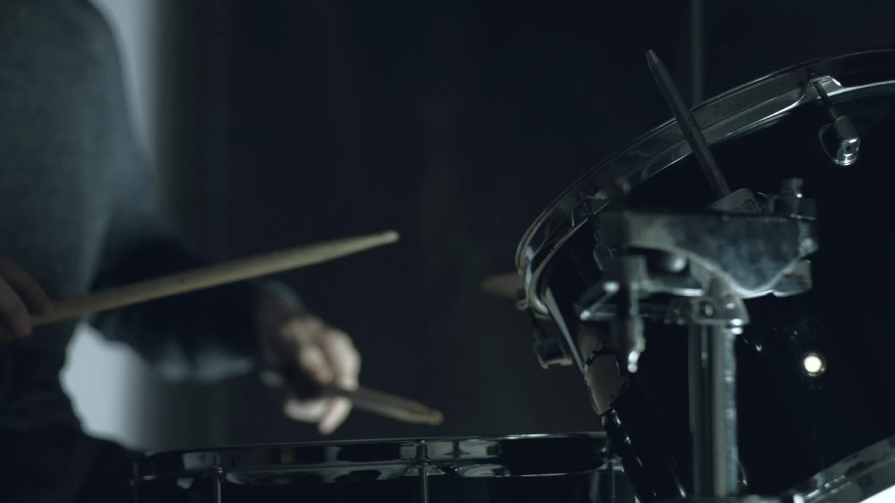 在孤立的黑色背景音乐会上打鼓的爵士鼓手视频素材