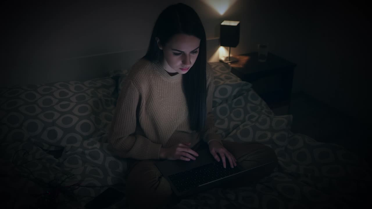 深夜躺在床上用笔记本电脑的女人视频下载