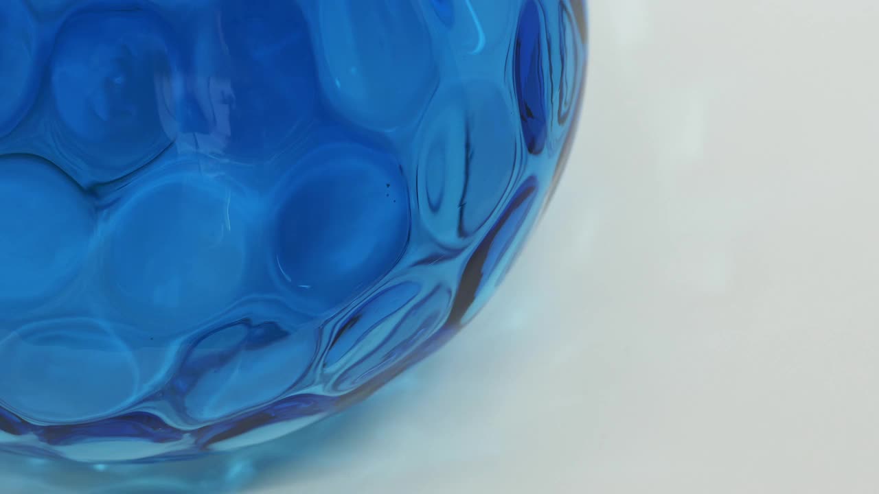 旋转蓝色玻璃蜂窝纹理水罐背景视频下载