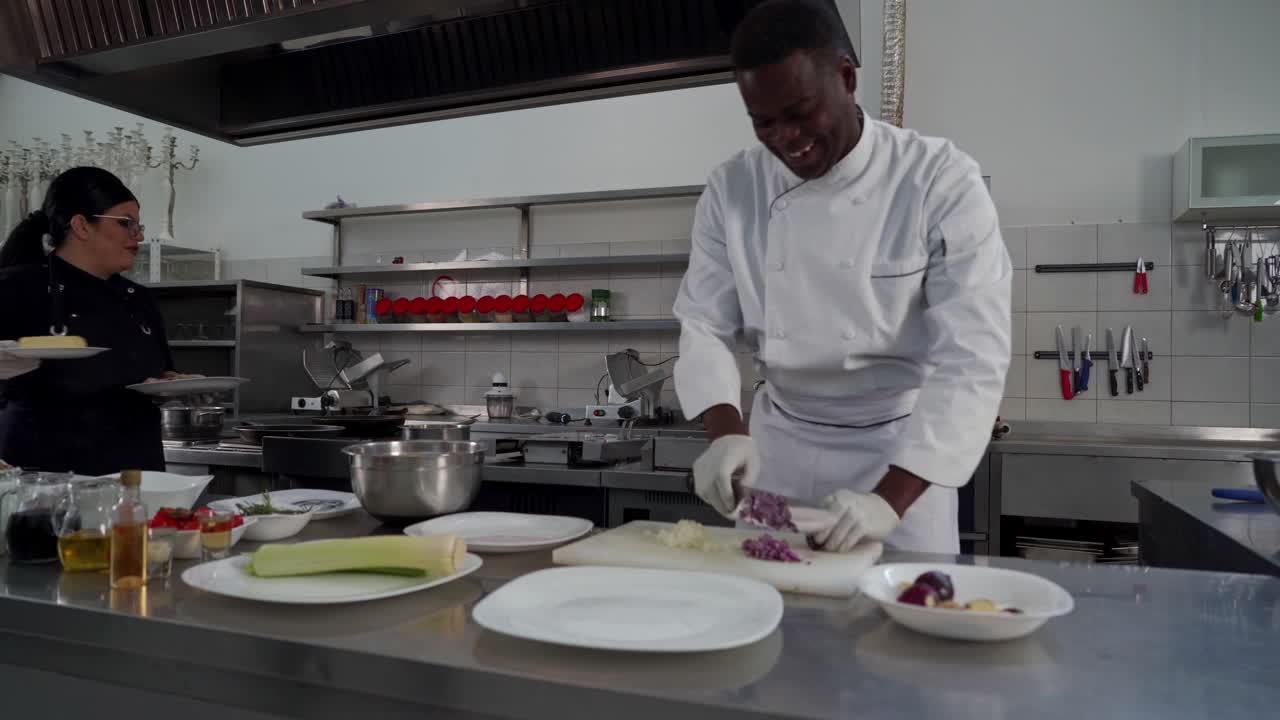 专业厨师在商业厨房准备食物视频下载