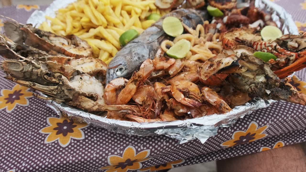 盘子与海鲜，大盘子上的美味，异国情调的午餐在非洲视频下载