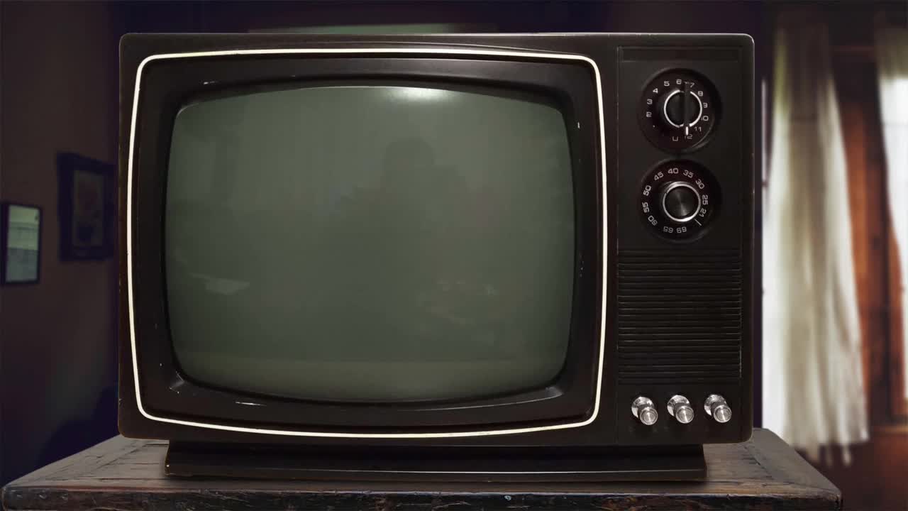 斯托克视频复古电视设置绿色背景噪音和静电。介绍和超越，放大。你可以用AE和任何编辑软件中的“键控”效果替换绿色屏幕的素材或图片视频素材