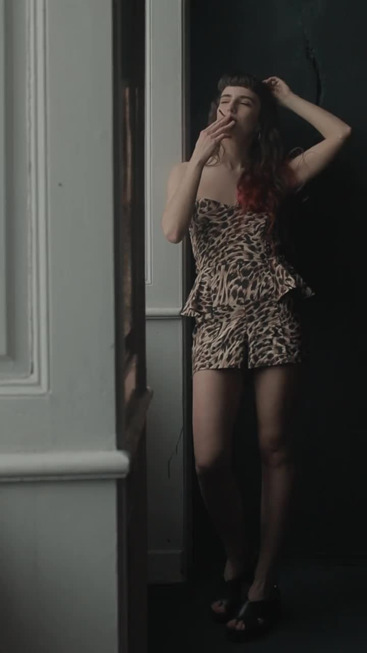 穿着豹纹衣服的年轻女子视频素材