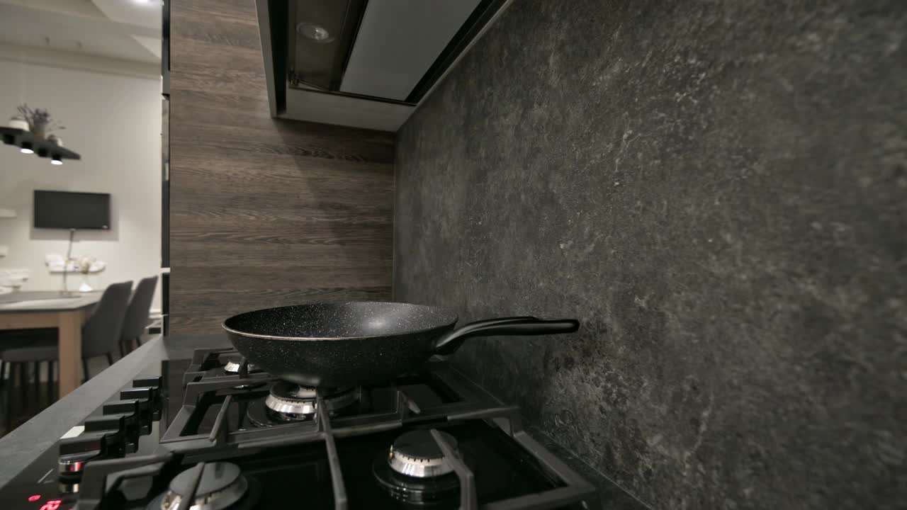 煤气灶顶部在现代深棕色，灰色和黑色厨房视频下载