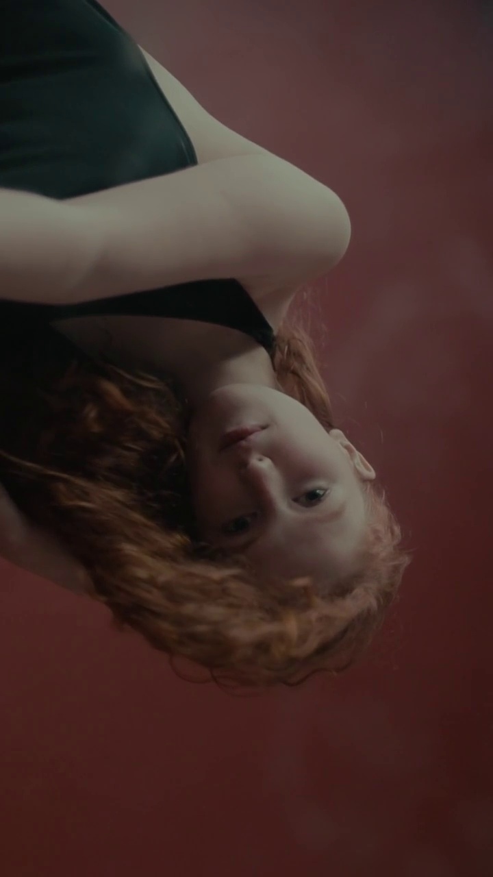 镜中的年轻红发女人视频素材