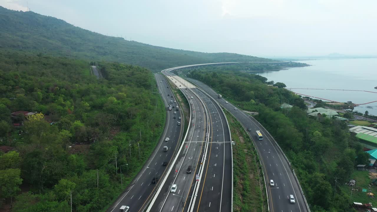 无人机拍摄的高速公路路口俯视图。交叉高速公路与泰国东部外环线立交桥视频下载