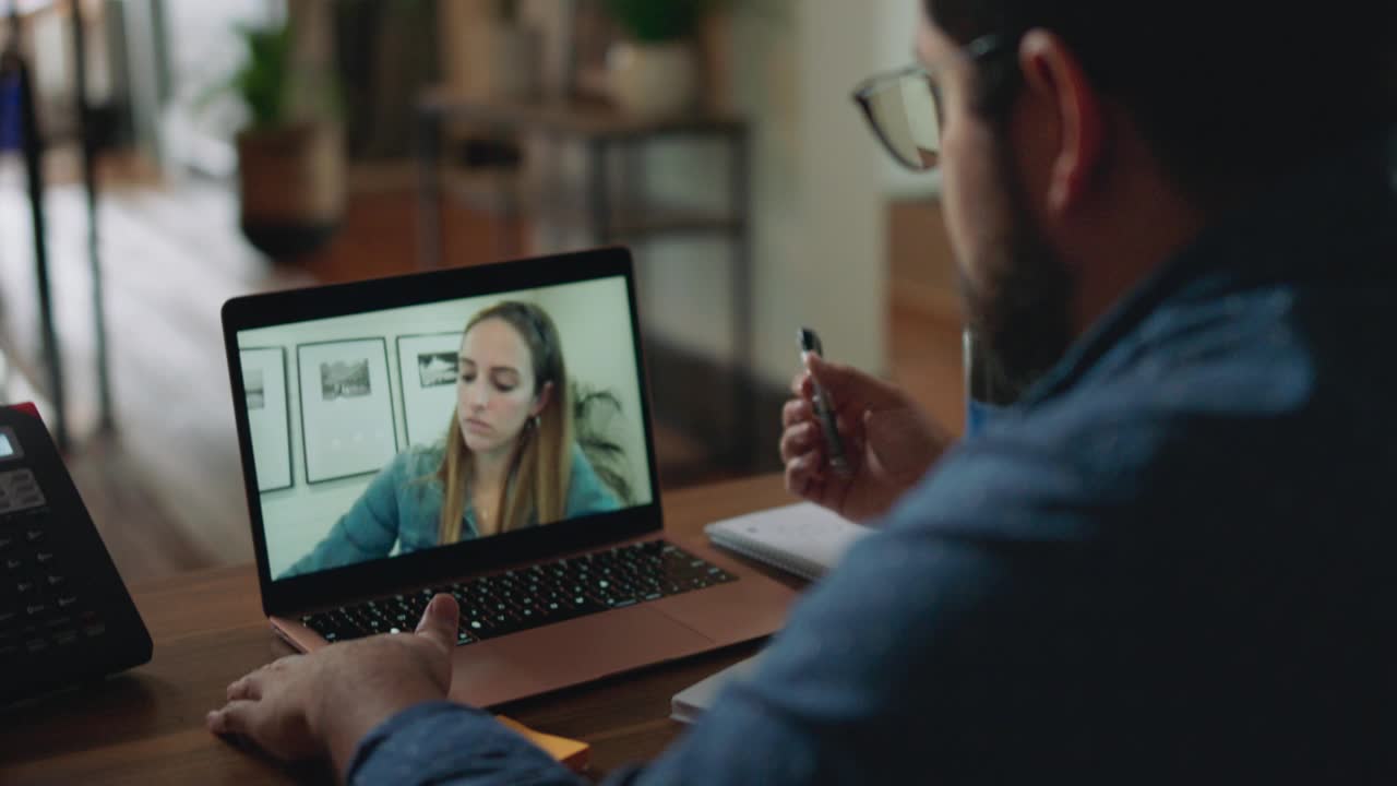 专注的人在笔记本电脑上进行一对一的虚拟通话视频下载
