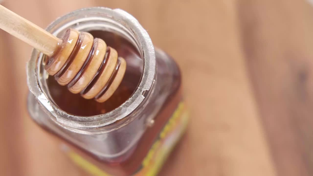 用勺子放上新鲜的蜂蜜视频下载