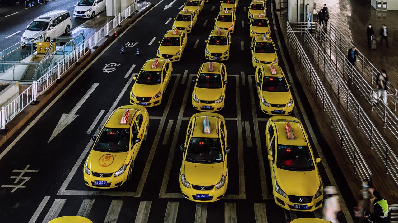机场出口处繁忙的出租车排队视频下载
