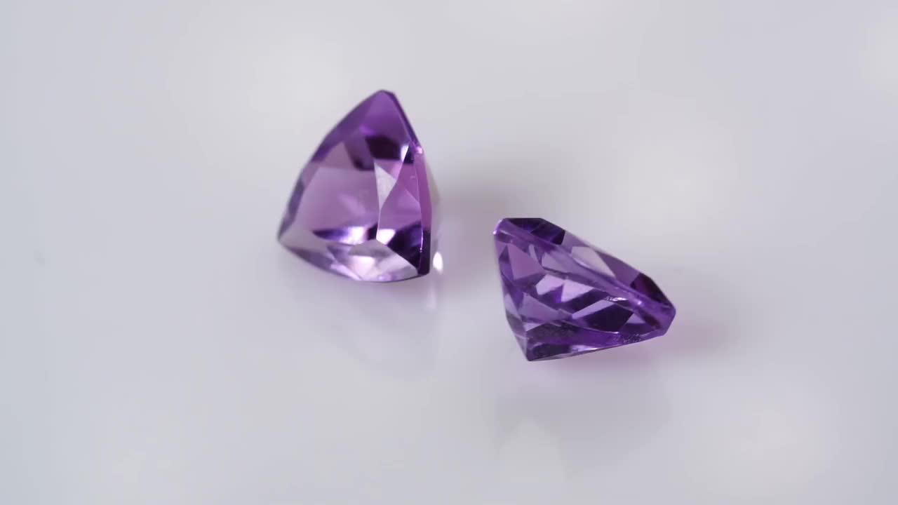 天然紫水晶在白色的背景上旋转视频下载