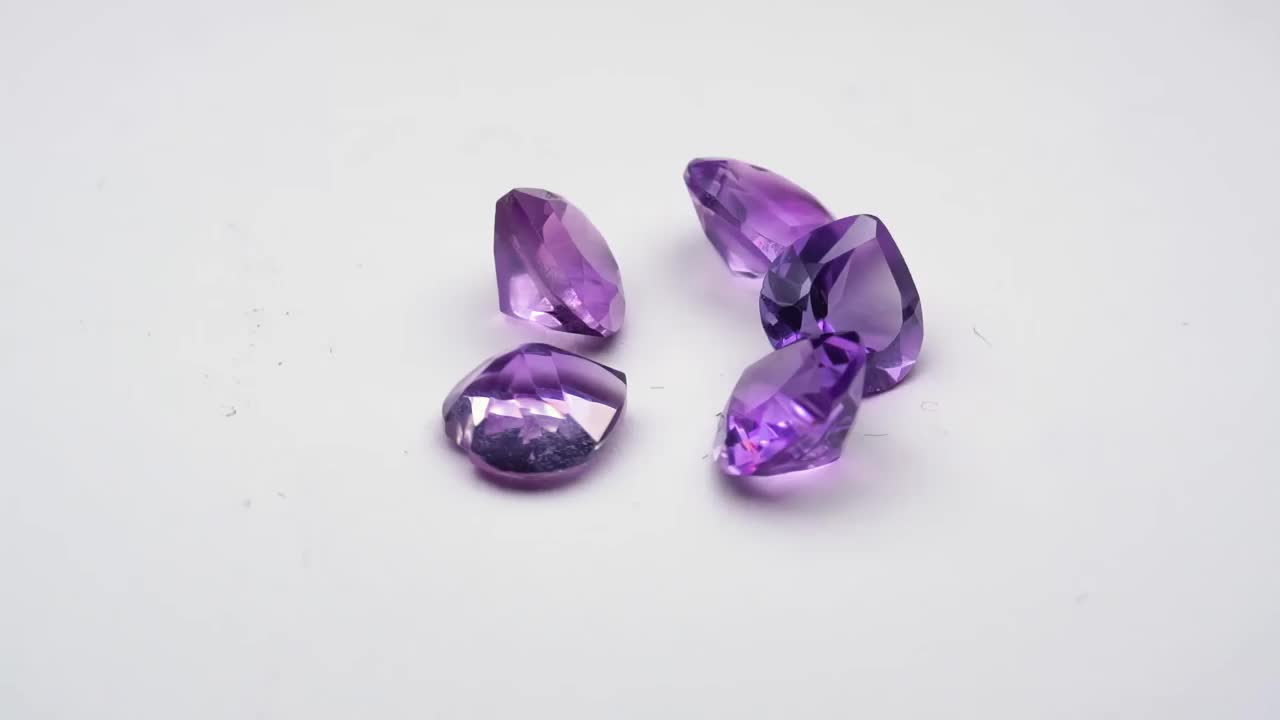 天然紫水晶在白色的背景上旋转视频下载