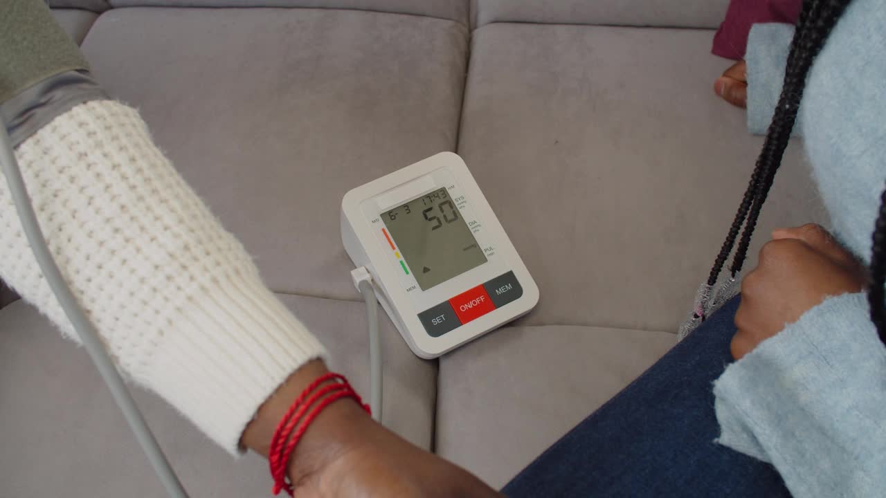 显示测量值的电子血压计的特写视频下载