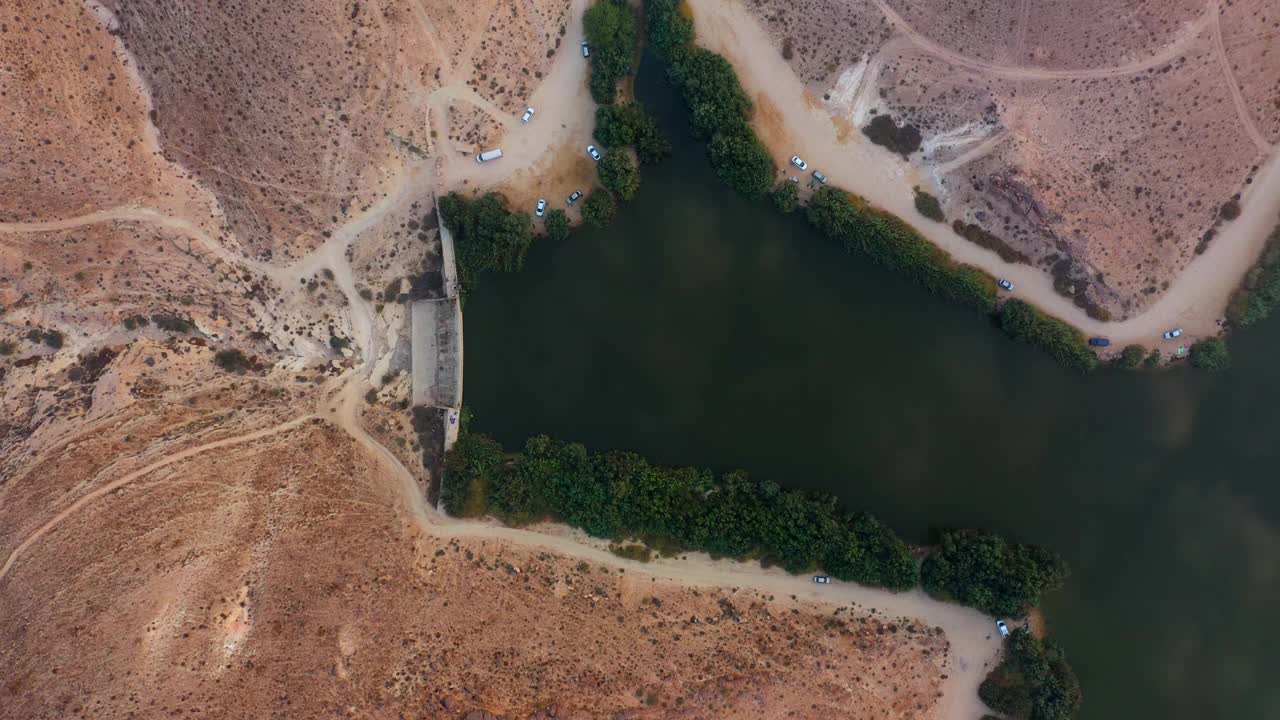 空中拍摄的田园诗般的湖泊景观，无人机下降的田野-杰里科，以色列视频素材