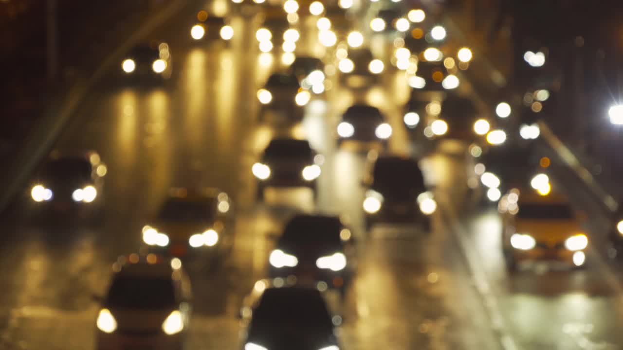 散景。模糊的背景下，拥挤的汽车与交通堵塞在高峰时间的高速公路上的道路上的桥上的夜晚在市中心，城市城市。交叉路口。收费站。驾驶交通拥堵视频下载
