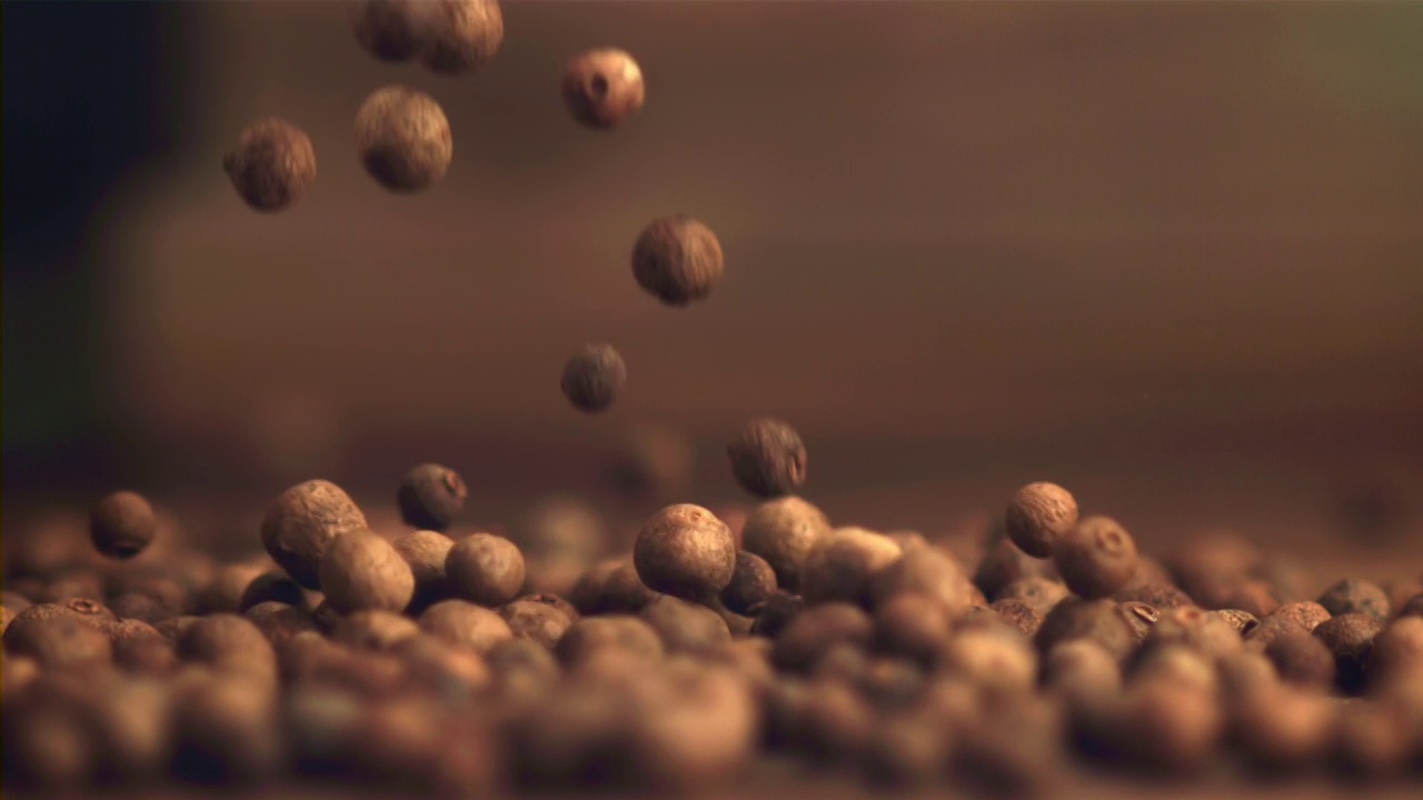 超级慢镜头黑胡椒豌豆掉到一堆。用高速摄像机以每秒1000帧的速度拍摄。视频下载