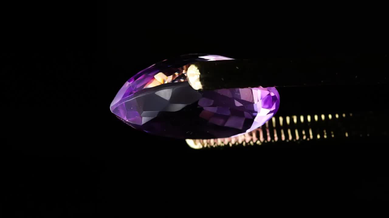 背景上的镊子里有天然的紫水晶视频下载