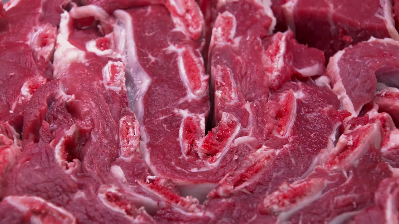 肉店或超市肉类部冷藏展示柜生猪肉视频下载