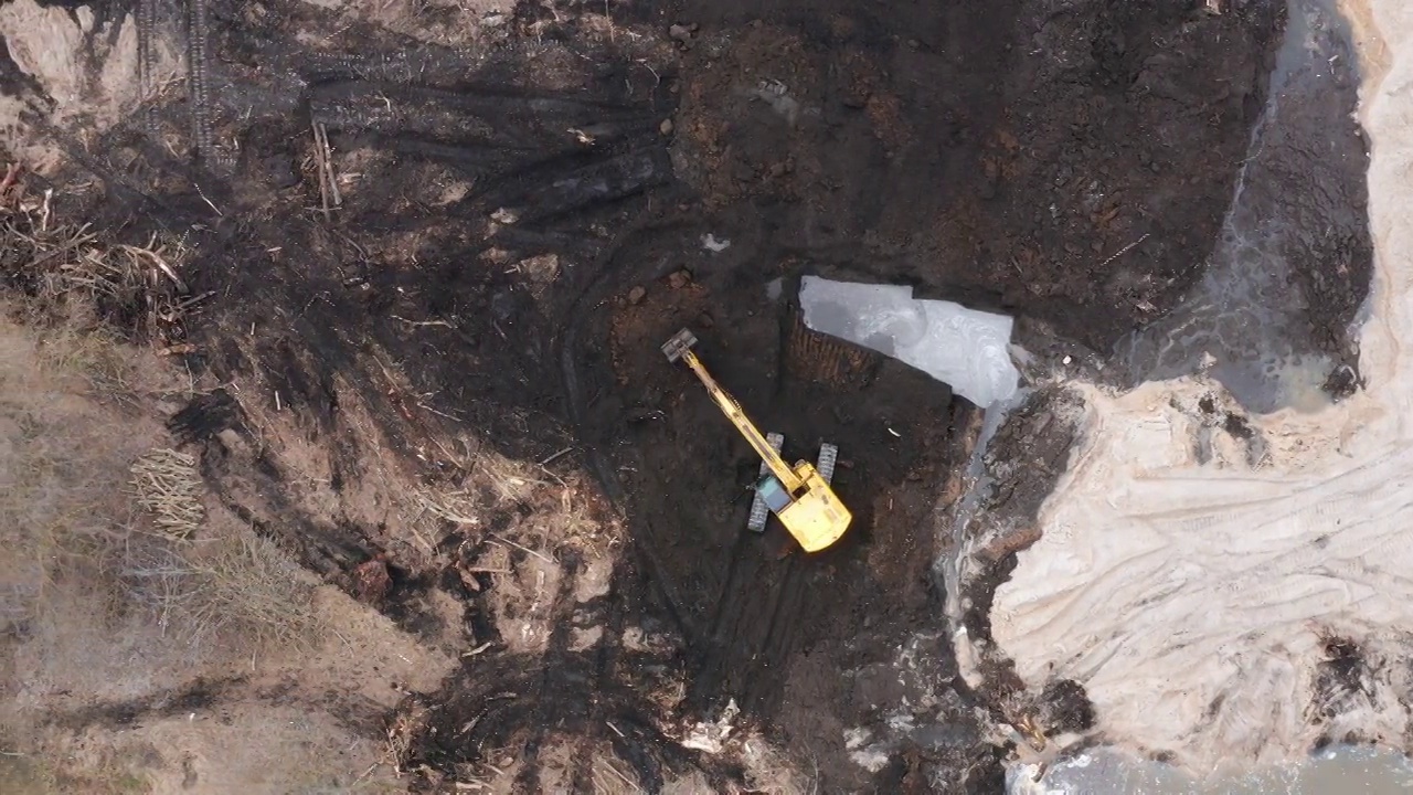 挖掘机在建筑工地工作。视频下载